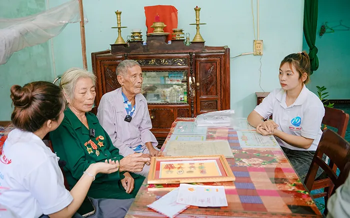 Hình ảnh minh họa các biện pháp bảo vệ trẻ vị thành niên khỏi cá cược trực tuyến của u888 vip9 com, với hình ảnh một gia đình và các biểu tượng an toàn, kiểm soát, thể hiện sự quan tâm đến phúc lợi của trẻ em.